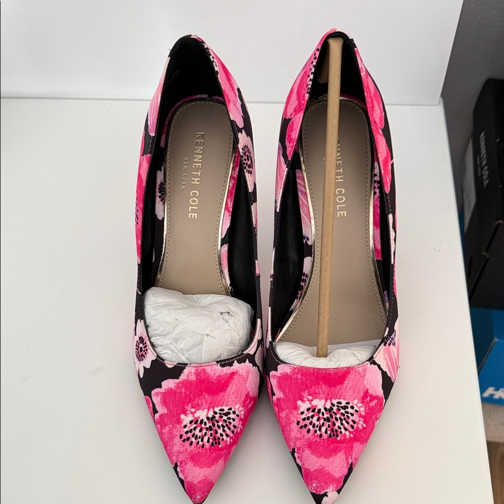 Kenneth Cole Women's Black and Pink Floral Heels